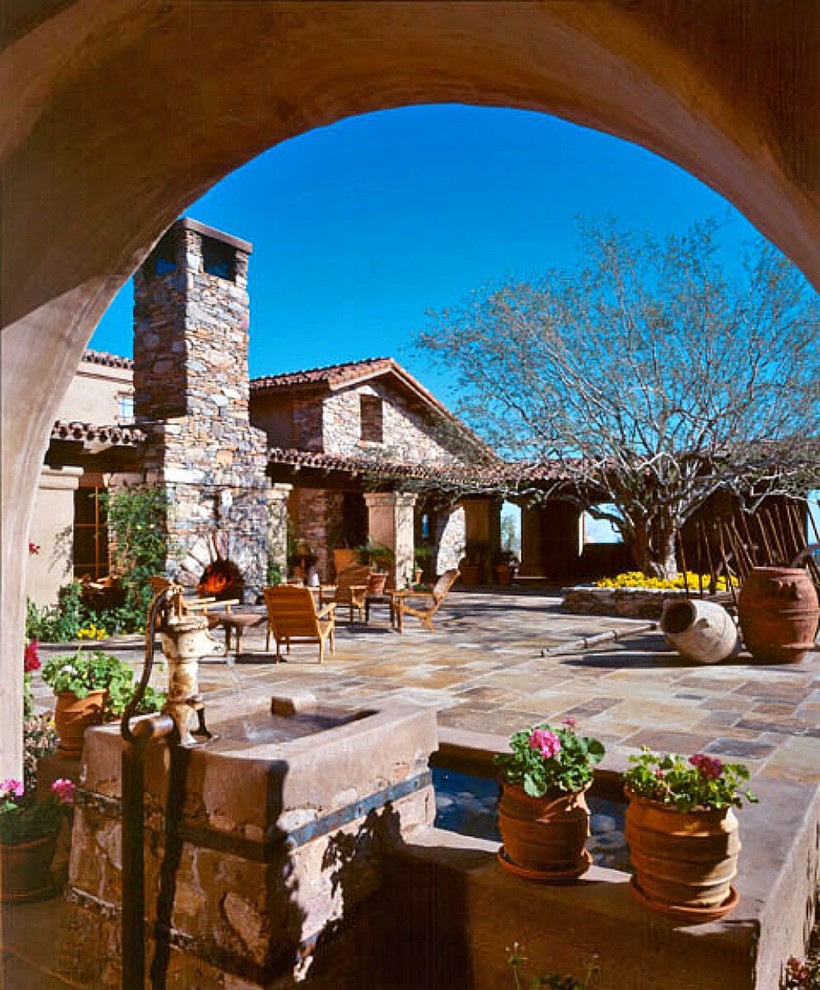Idee per un grande patio o portico american style in cortile con fontane, pavimentazioni in pietra naturale e una pergola