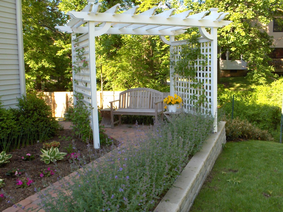 Foto di un patio o portico tradizionale di medie dimensioni e davanti casa con pavimentazioni in cemento