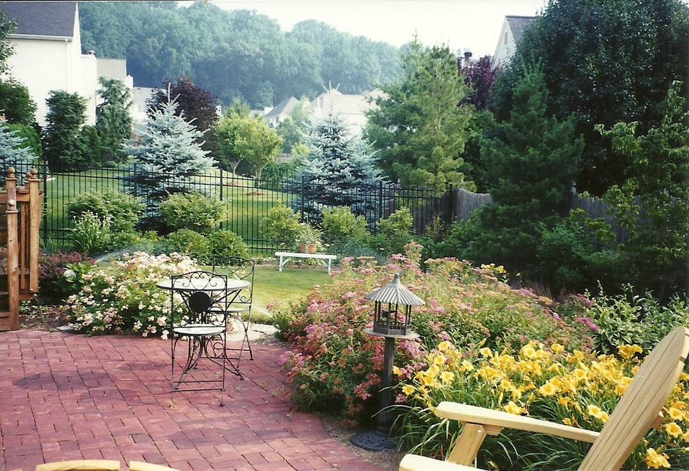 Стильный дизайн: маленький двор на заднем дворе в стиле кантри с мощением клинкерной брусчаткой для на участке и в саду - последний тренд
