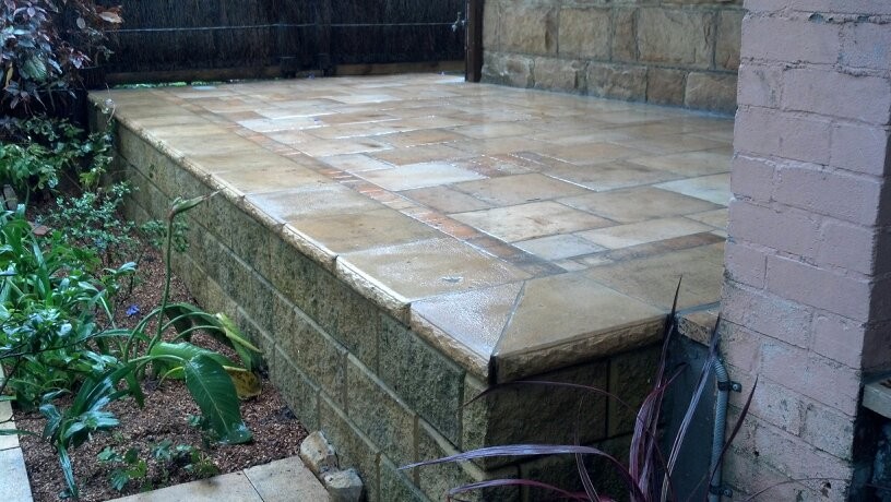 Foto de patio clásico pequeño en patio trasero con adoquines de piedra natural