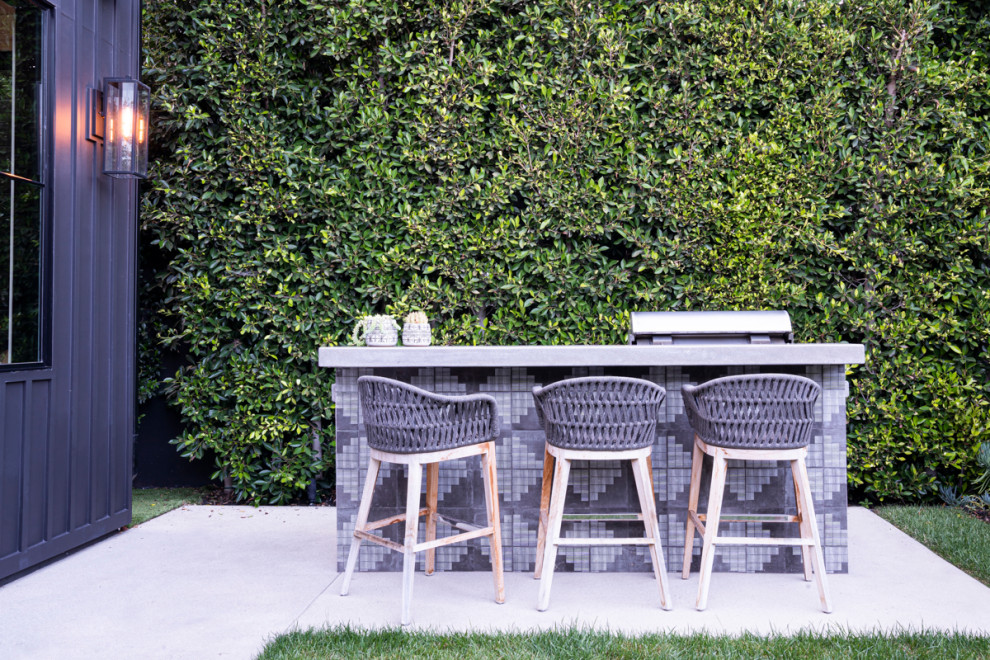 This is an example of a farmhouse patio in Los Angeles.