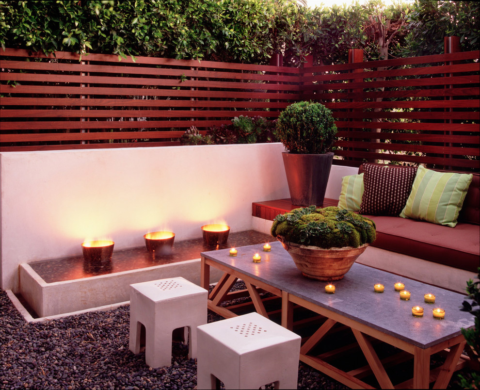 Идея дизайна: двор среднего размера на заднем дворе в современном стиле с покрытием из гравия и местом для костра без защиты от солнца