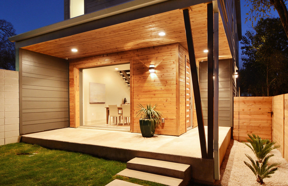 Свежая идея для дизайна: двор среднего размера на внутреннем дворе в современном стиле с настилом и навесом - отличное фото интерьера