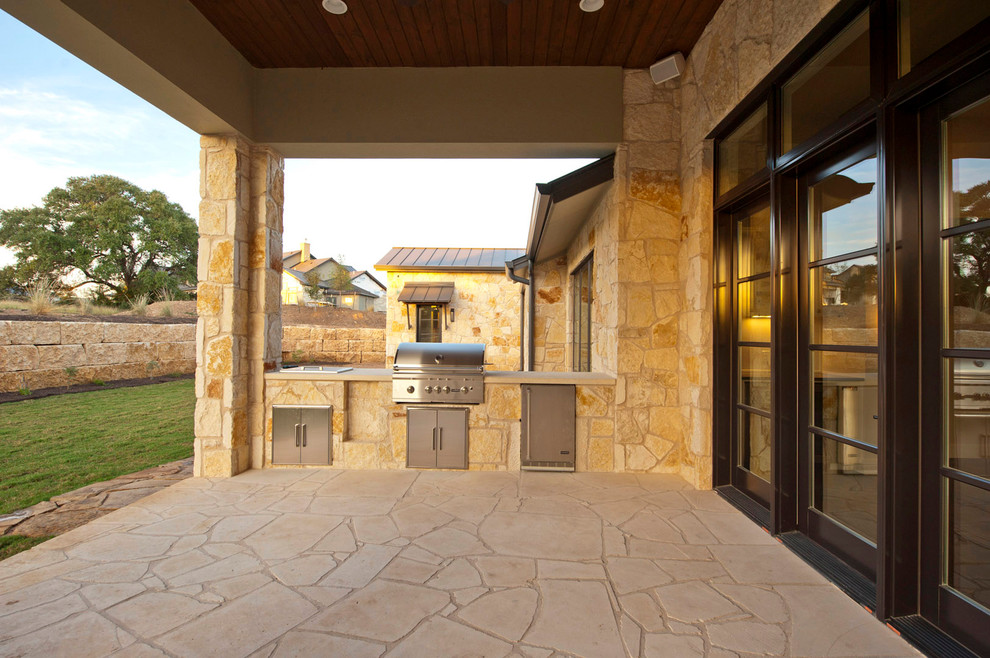 Стильный дизайн: двор среднего размера на заднем дворе в современном стиле с летней кухней, покрытием из каменной брусчатки и навесом - последний тренд