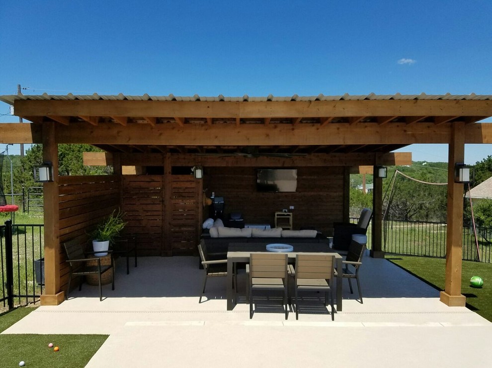 Ejemplo de patio clásico renovado de tamaño medio en patio trasero con cocina exterior, losas de hormigón y pérgola
