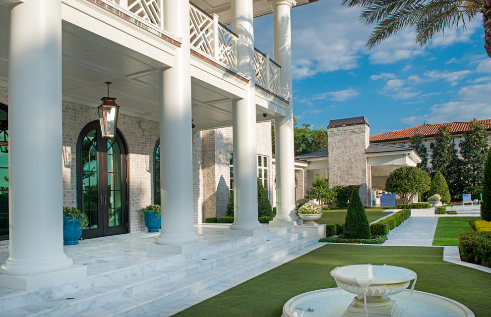 Пример оригинального дизайна: огромный двор на заднем дворе в классическом стиле с фонтаном и навесом