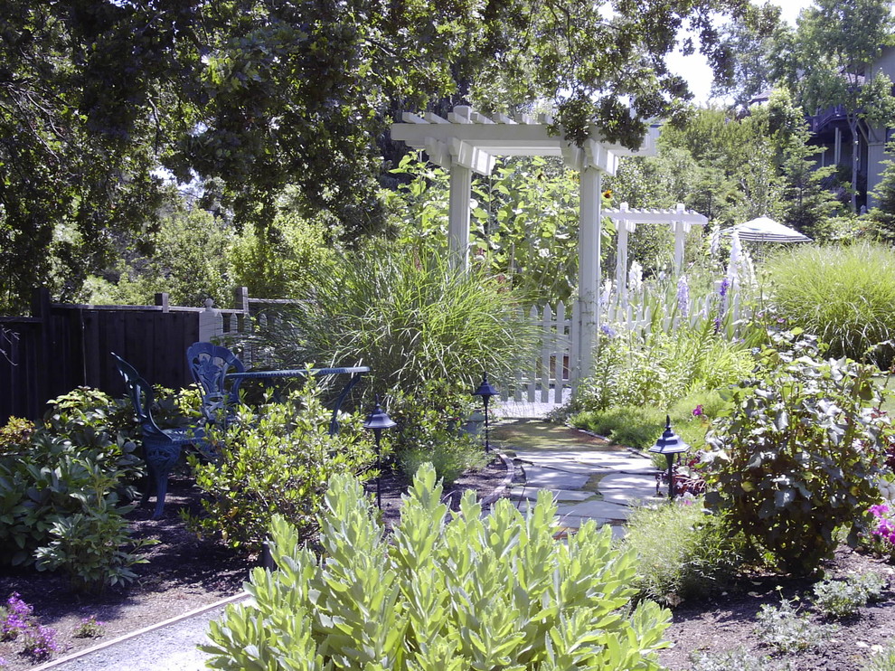 Источник вдохновения для домашнего уюта: большой участок и сад на заднем дворе в викторианском стиле с покрытием из каменной брусчатки