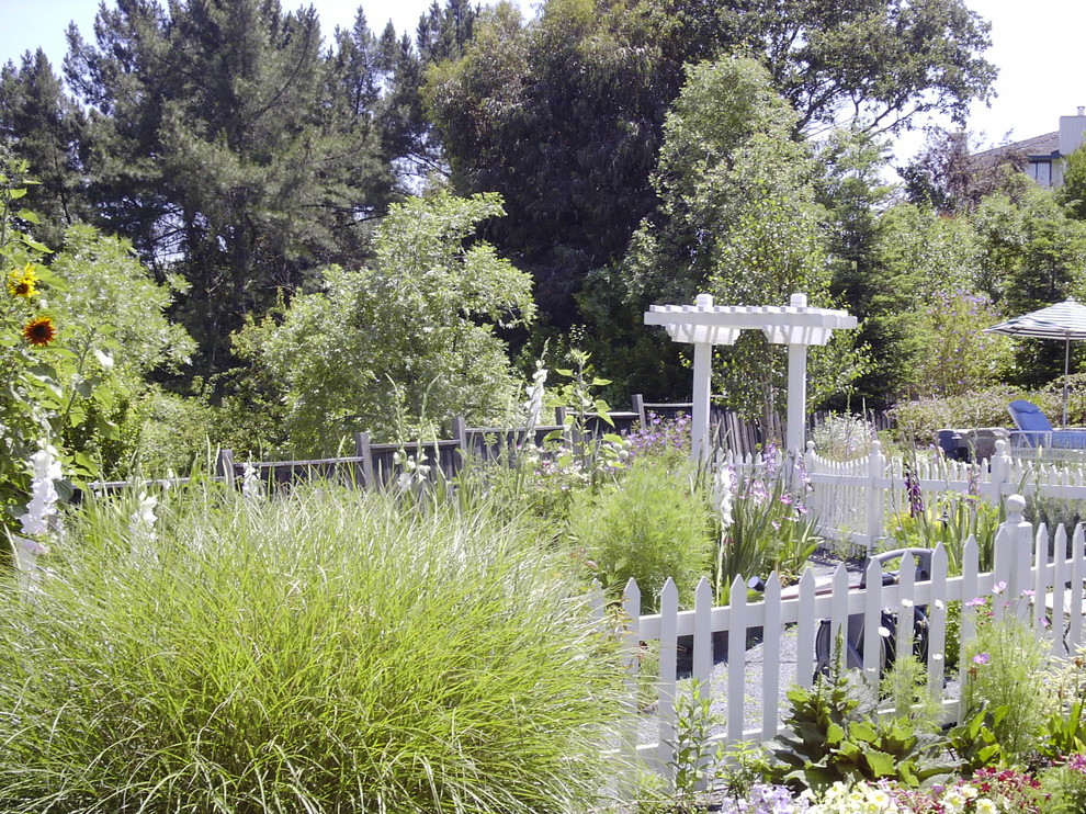 Стильный дизайн: большой участок и сад на заднем дворе в викторианском стиле с растениями в контейнерах и покрытием из гравия - последний тренд