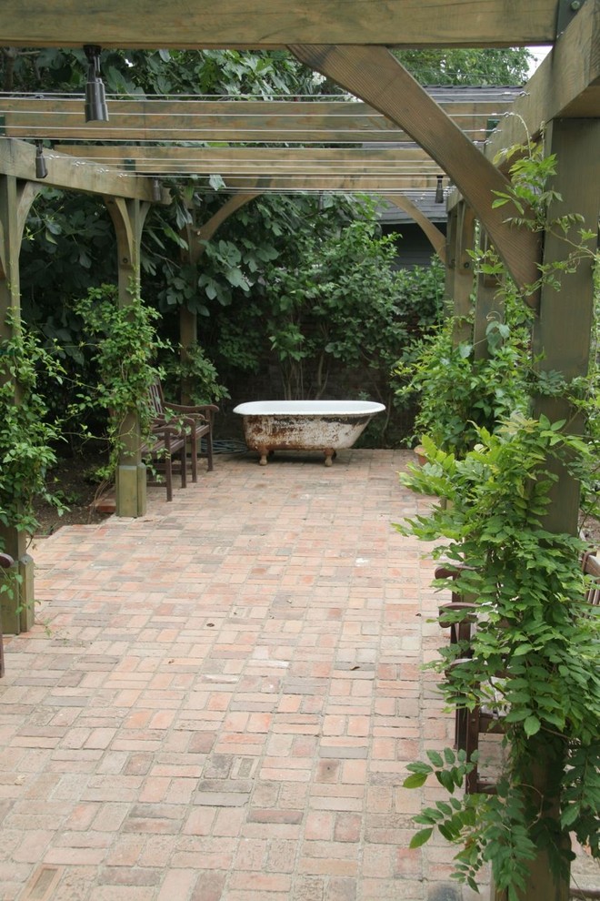 Cette photo montre un jardin potager et terrasse arrière chic avec une pergola.