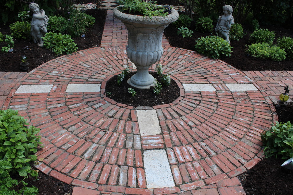 Пример оригинального дизайна: большой двор на заднем дворе в викторианском стиле с покрытием из каменной брусчатки