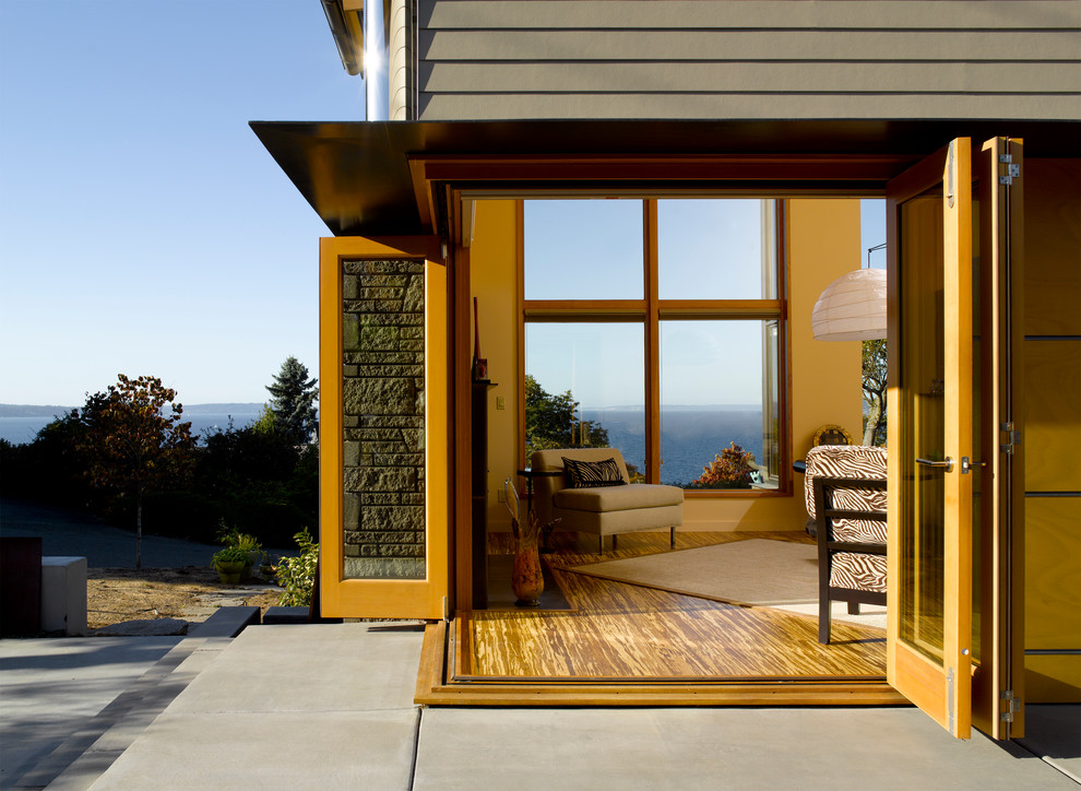 На фото: двор в стиле модернизм без защиты от солнца с