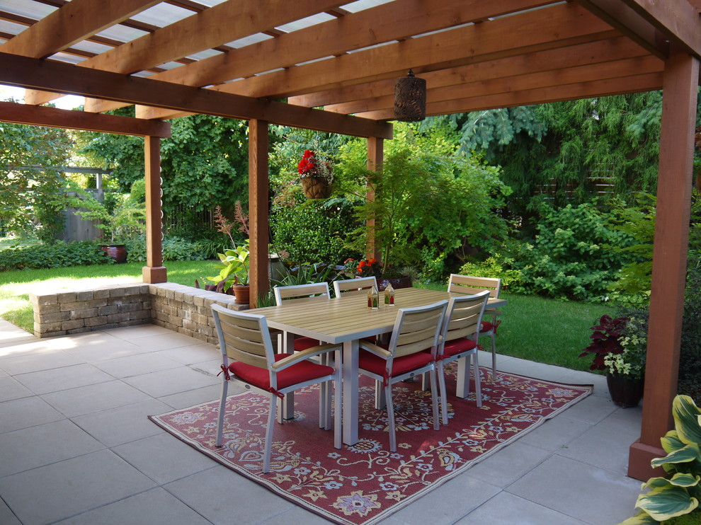 Esempio di un patio o portico minimalista di medie dimensioni e dietro casa con pavimentazioni in cemento