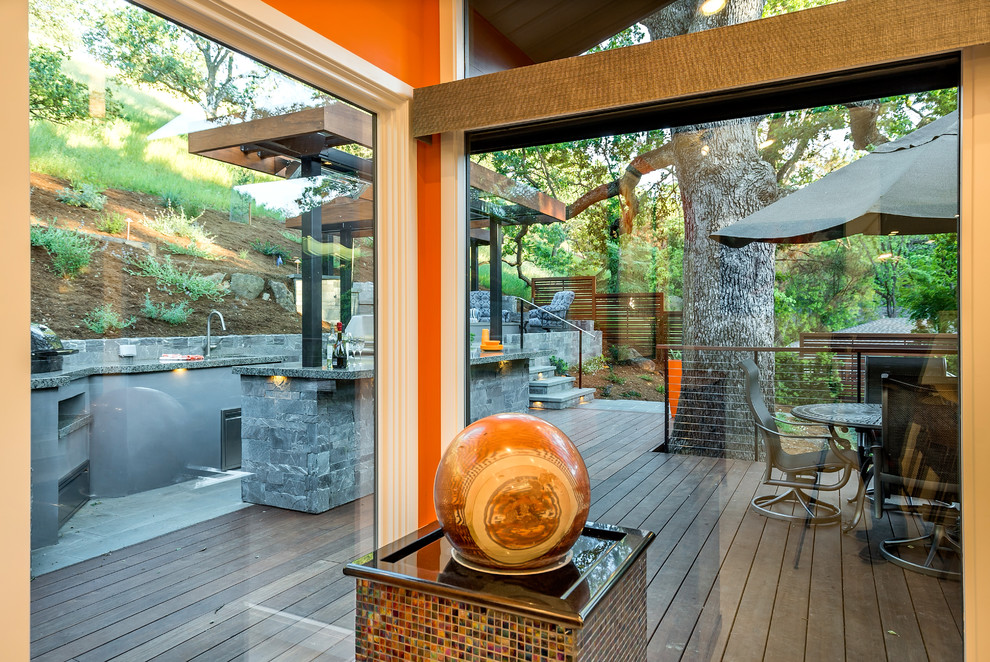 Diseño de patio retro grande en patio trasero con cocina exterior, entablado y pérgola