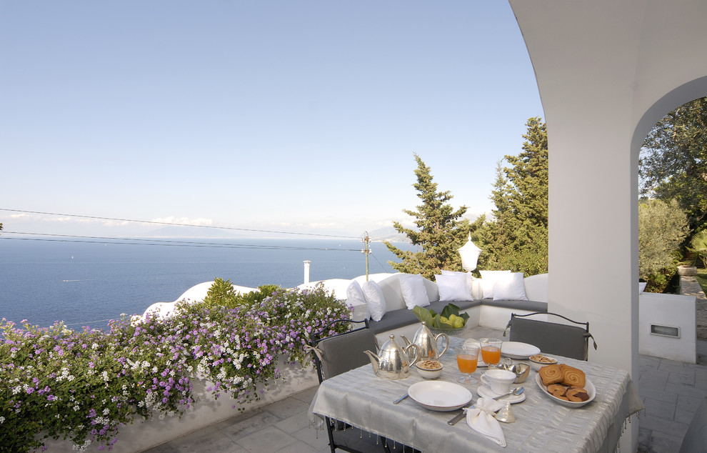 Cette photo montre une terrasse méditerranéenne.