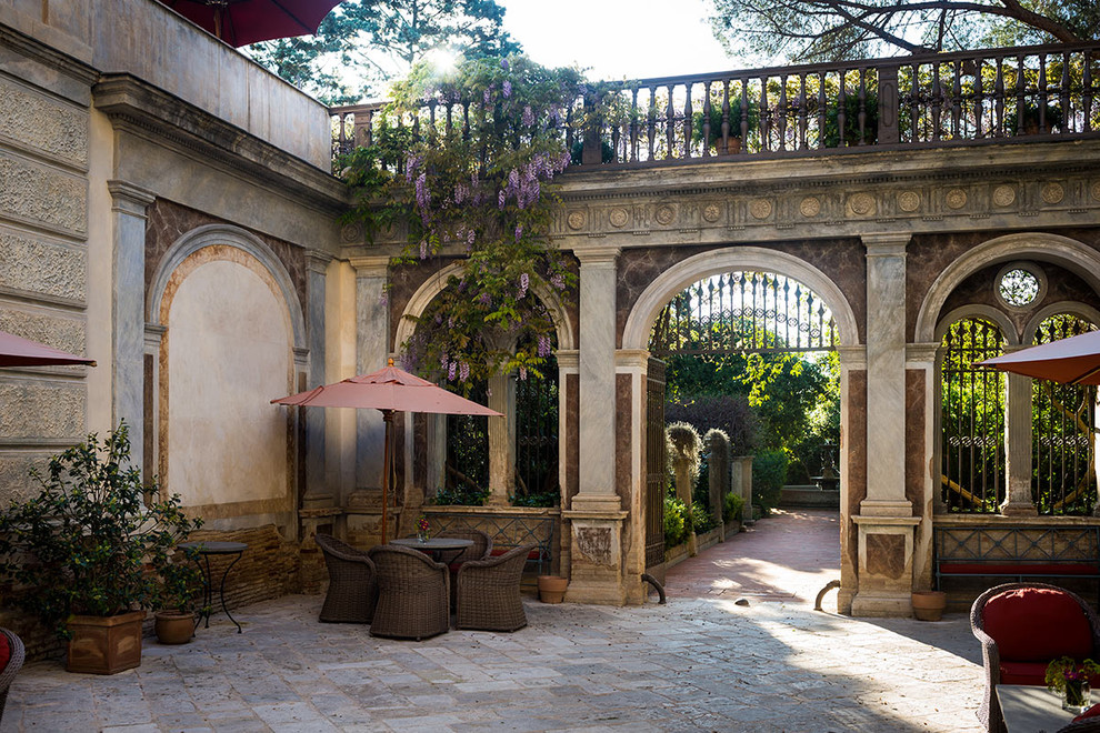 Modelo de patio clásico extra grande sin cubierta en patio con jardín de macetas y adoquines de piedra natural