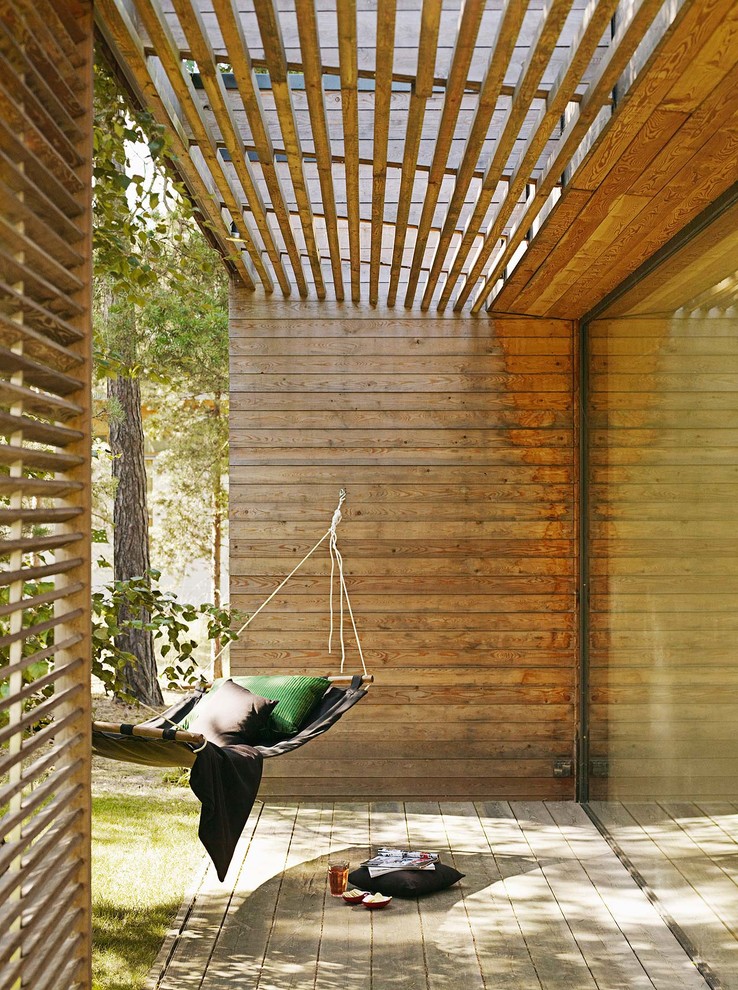 Inspiration pour une terrasse en bois arrière design avec une pergola.