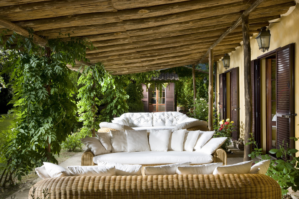 Источник вдохновения для домашнего уюта: большая пергола во дворе частного дома в средиземноморском стиле