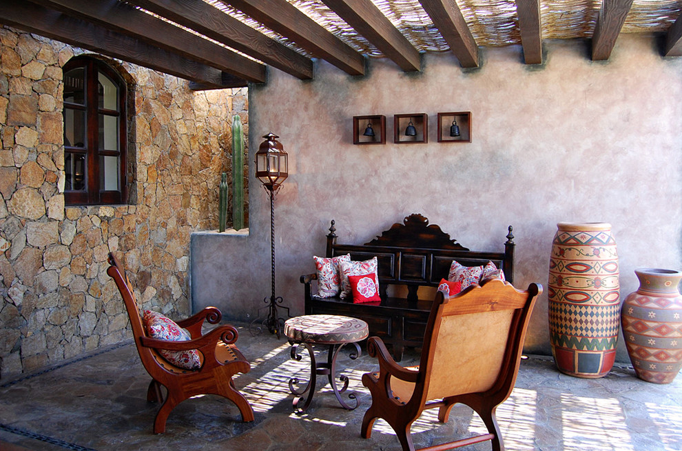 На фото: двор в средиземноморском стиле с покрытием из каменной брусчатки