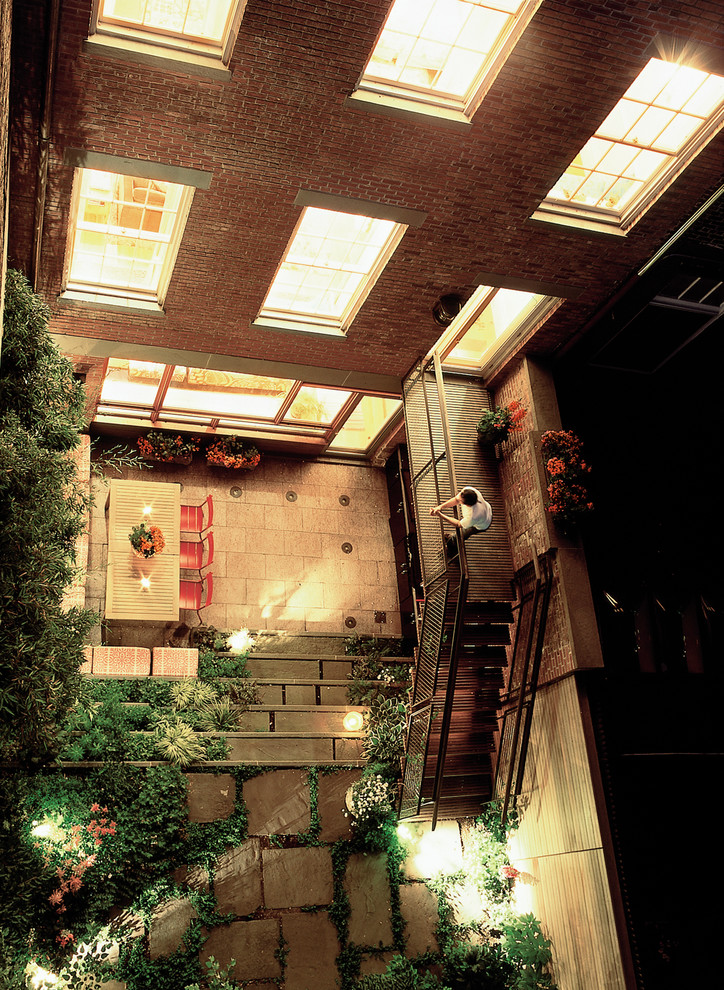 ニューヨークにあるエクレクティックスタイルのおしゃれな裏庭のテラス (天然石敷き) の写真