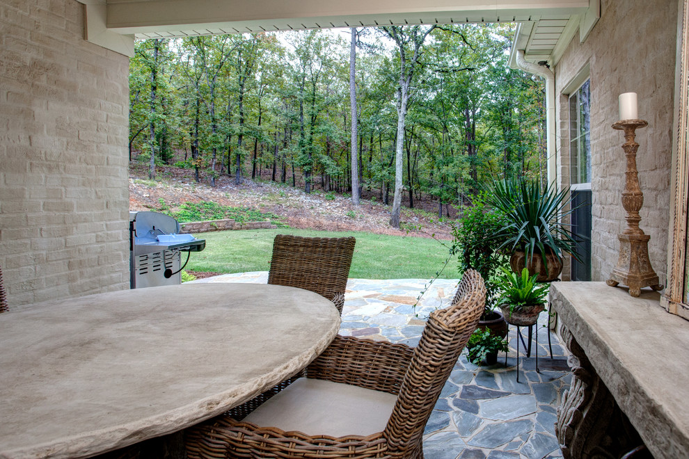 На фото: большой двор на заднем дворе в классическом стиле с летней кухней, покрытием из каменной брусчатки и навесом