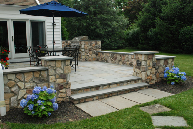 Стильный дизайн: двор среднего размера на заднем дворе в классическом стиле с покрытием из каменной брусчатки - последний тренд