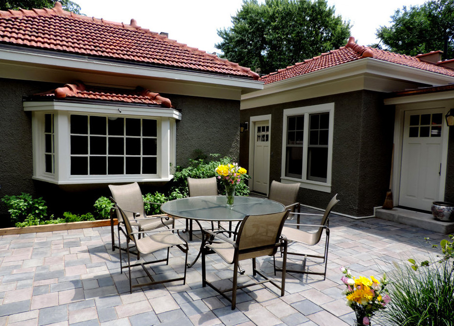 Foto de patio tradicional pequeño sin cubierta en patio trasero con adoquines de piedra natural
