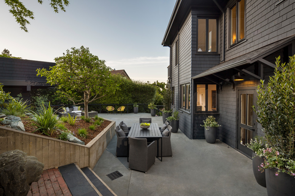Modelo de patio clásico renovado grande sin cubierta en patio trasero con losas de hormigón