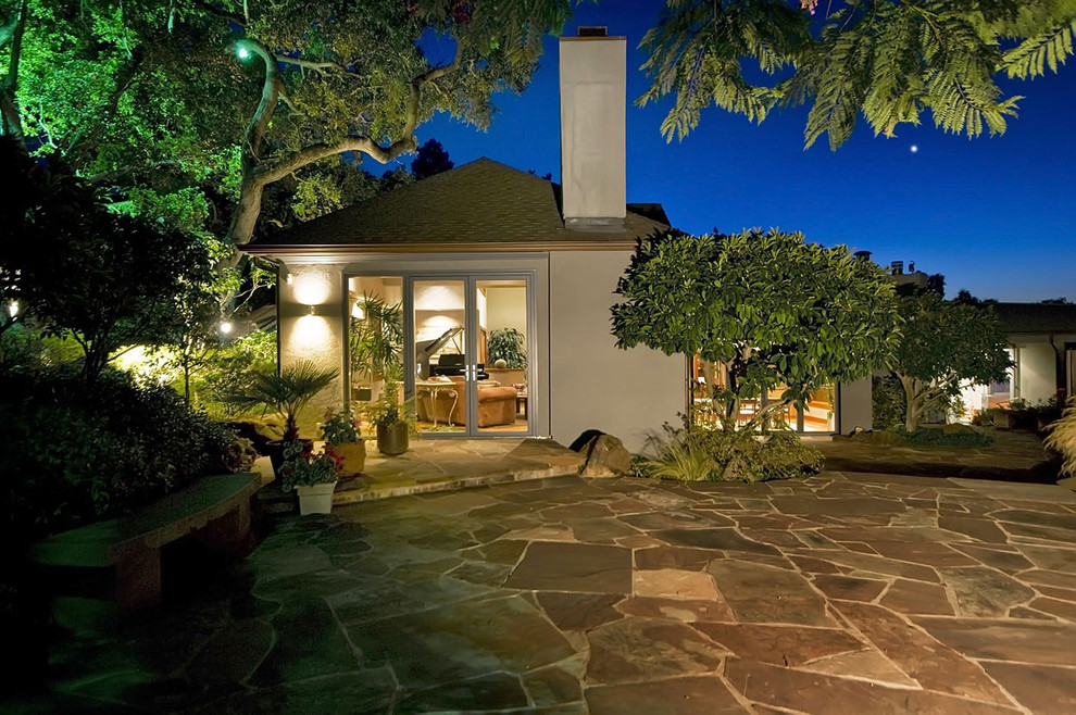 На фото: двор в классическом стиле с покрытием из каменной брусчатки без защиты от солнца