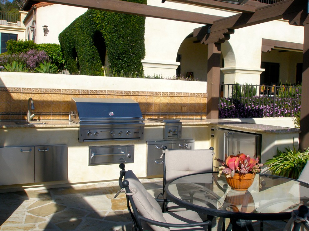 Cette image montre une terrasse méditerranéenne avec une cuisine d'été.