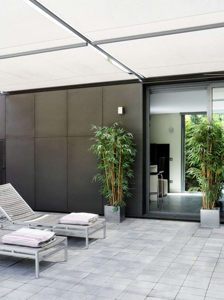 Contemporary patio in Madrid.