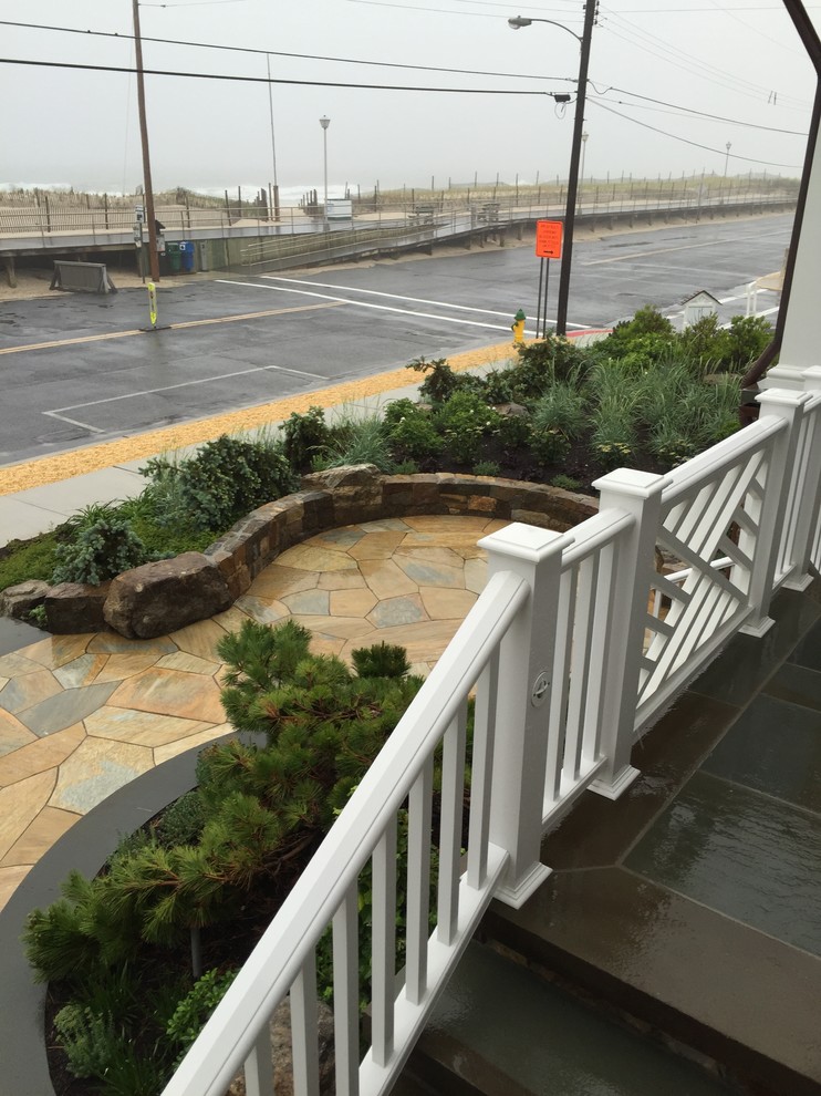 Ispirazione per un patio o portico stile marinaro davanti casa con pavimentazioni in pietra naturale e nessuna copertura