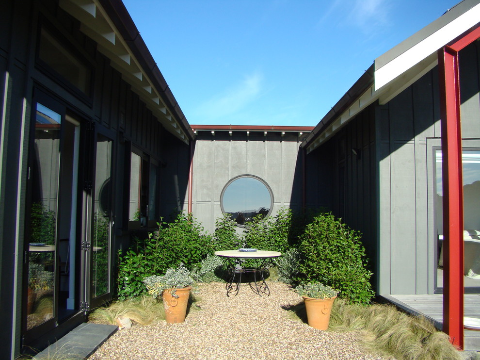Immagine di un patio o portico contemporaneo di medie dimensioni e in cortile con ghiaia e nessuna copertura