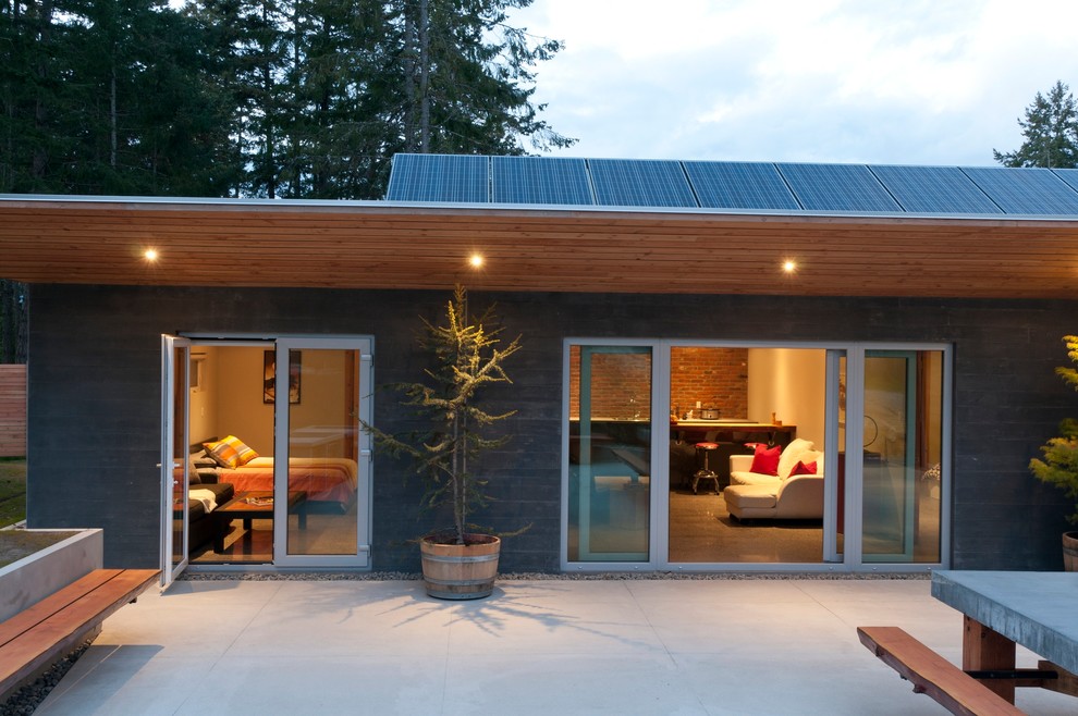 Idee per un grande patio o portico minimal dietro casa con nessuna copertura e lastre di cemento