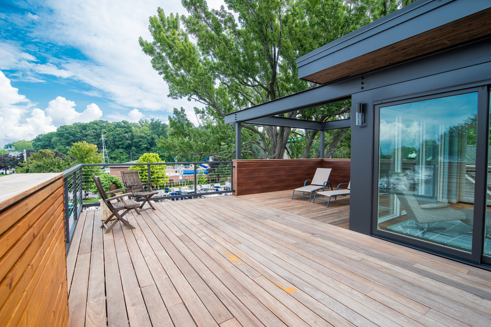 Cette image montre une terrasse en bois minimaliste de taille moyenne.