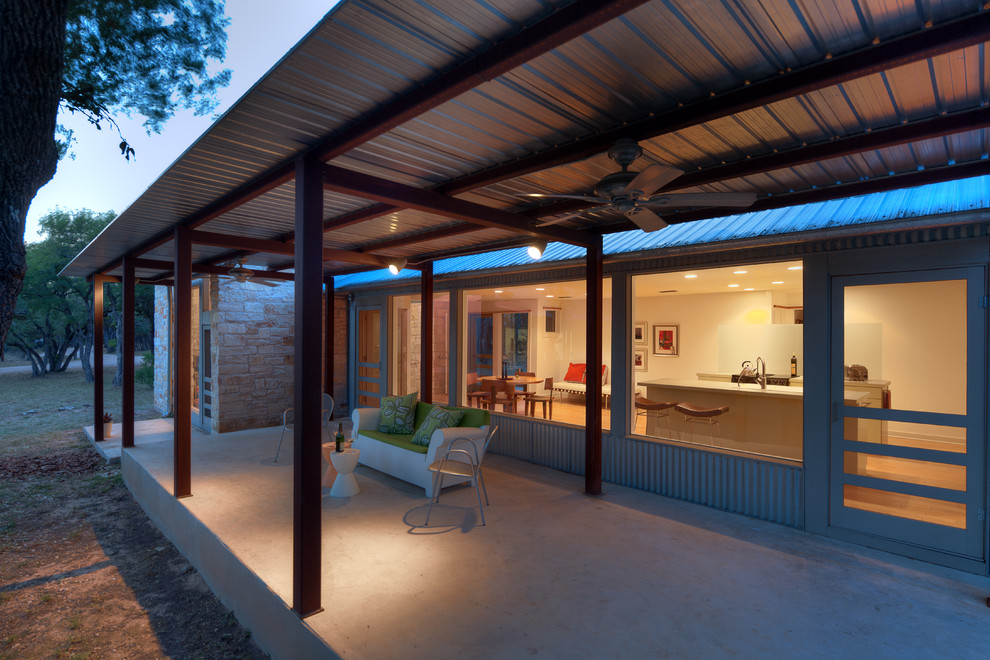 На фото: двор в современном стиле с покрытием из бетонных плит