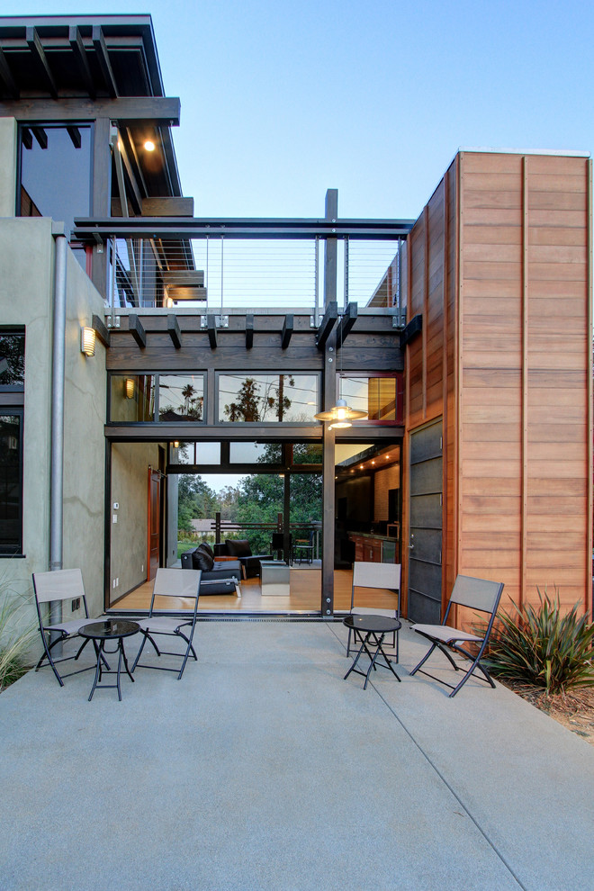 Diseño de patio actual de tamaño medio sin cubierta en patio trasero con losas de hormigón