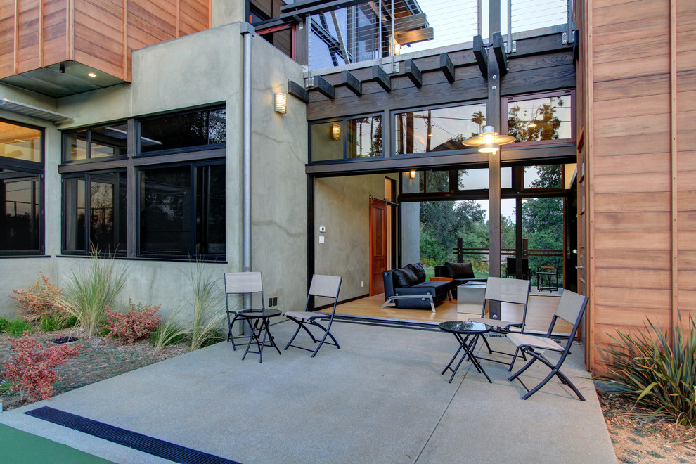 Inspiration for an industrial patio remodel in Los Angeles