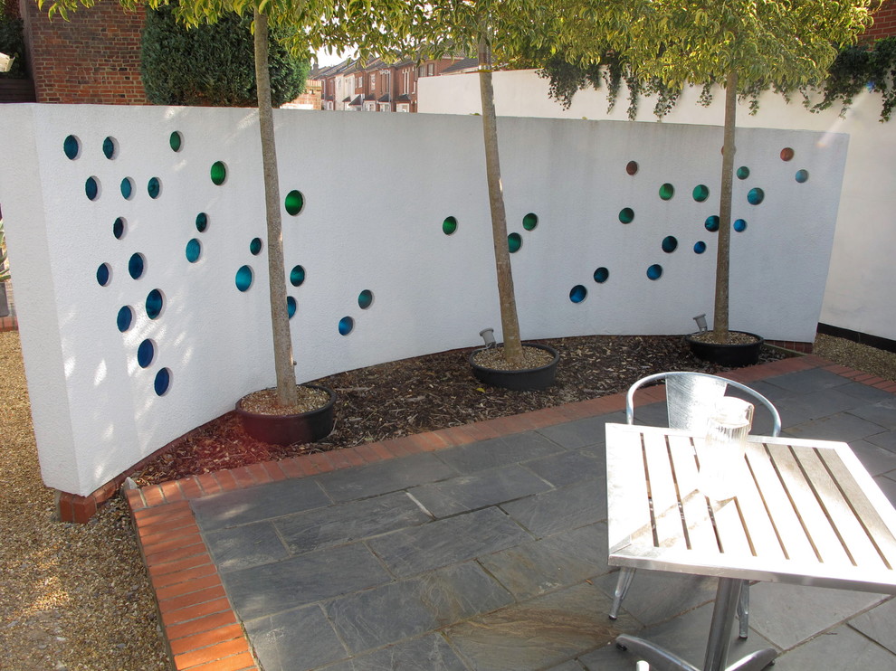 Example of a minimalist patio design in Hampshire