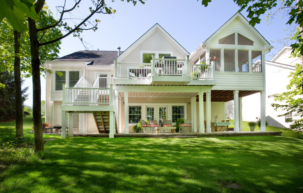 Стильный дизайн: большой двор на заднем дворе в морском стиле с мощением тротуарной плиткой - последний тренд