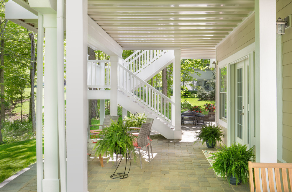 Свежая идея для дизайна: большой двор на заднем дворе в морском стиле с мощением тротуарной плиткой - отличное фото интерьера