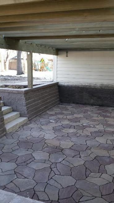 Modelo de patio clásico renovado de tamaño medio en patio trasero con adoquines de piedra natural