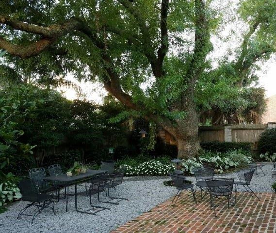 Mittelgroßer, Unbedeckter Klassischer Patio hinter dem Haus mit Pflastersteinen in New Orleans