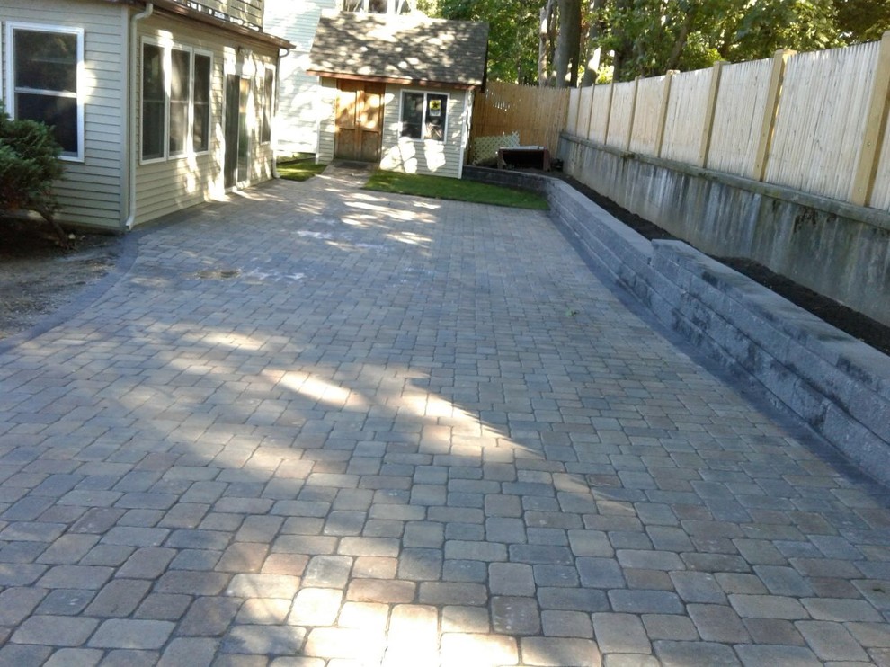 Foto di un grande patio o portico tradizionale dietro casa con pavimentazioni in cemento e nessuna copertura
