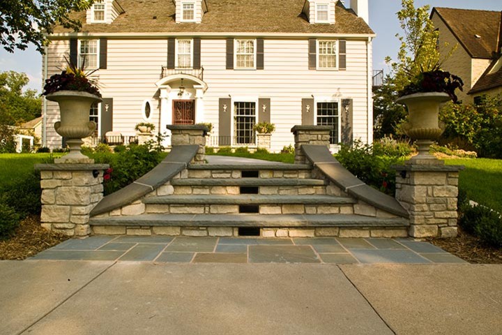Свежая идея для дизайна: двор на переднем дворе в классическом стиле с покрытием из каменной брусчатки - отличное фото интерьера