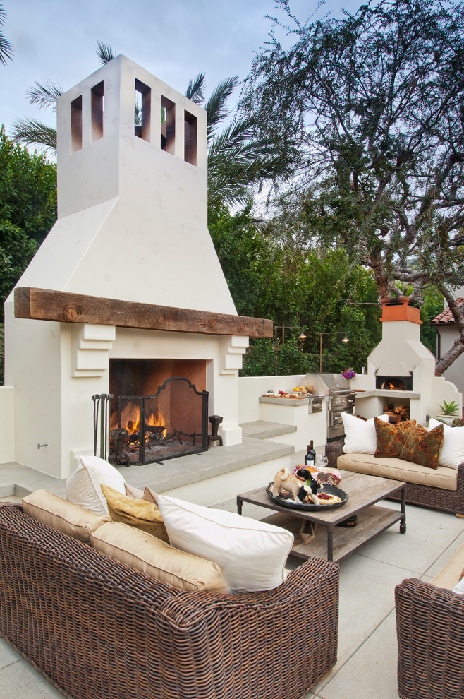 Diseño de patio mediterráneo grande sin cubierta en patio trasero con cocina exterior y losas de hormigón