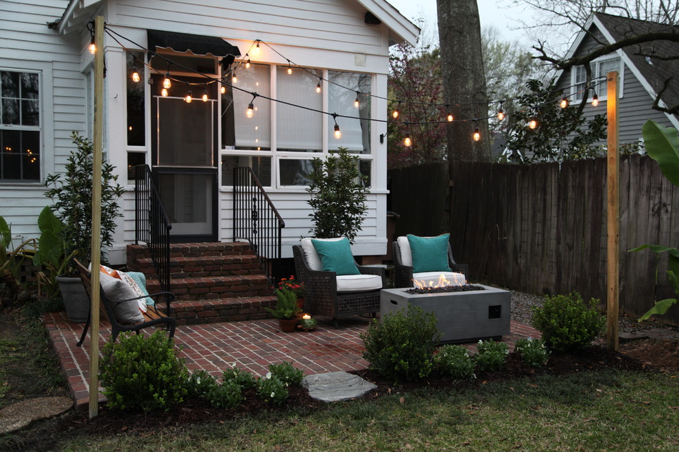 Modelo de patio clásico pequeño sin cubierta en patio con brasero y adoquines de ladrillo