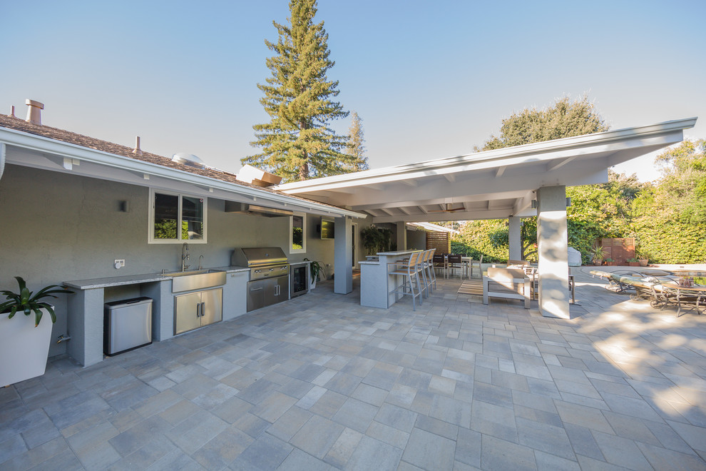 Стильный дизайн: двор среднего размера на заднем дворе в классическом стиле с летней кухней, покрытием из каменной брусчатки и навесом - последний тренд