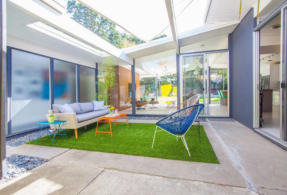 Esempio di un patio o portico minimalista in cortile