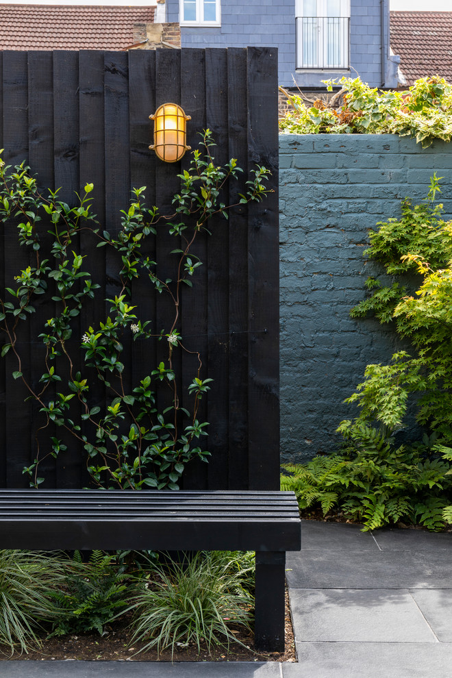 Kleiner, Unbedeckter Moderner Patio hinter dem Haus mit Natursteinplatten in London
