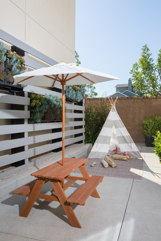 Diseño de patio sin cubierta en patio trasero con jardín vertical